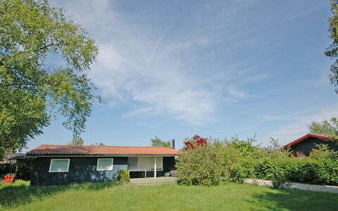 Yari - 250M from the Sea: Tag, Hjem, Dør, Sommerhus, Skygge, Sidespor, Gård, Estate, Backyard
