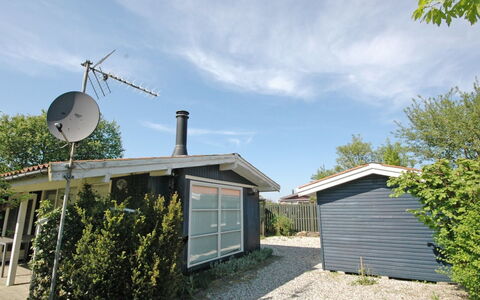 Yari - 250M from the Sea: Tag, Hjem, Dør, Sommerhus, Skygge, Sidespor, Gård, Estate, Backyard