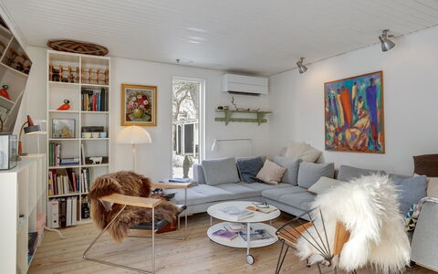 Eeli - 150M from the Sea: Møbel, Indretning, Couch, Gulvbelægning, Væg, Stue, Træ, Etage, Loft, Hjem