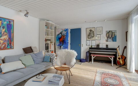 Eeli - 150M from the Sea: Møbel, Indretning, Gulvbelægning, Væg, Etage, Træ, Loft, Stue, Trægulve, Couch