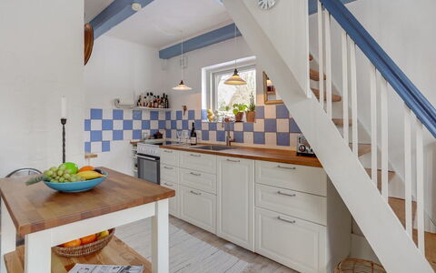 Eeli - 150M from the Sea: Gulvbelægning, Møbel, Indretning, Træ, Etage, Loft, Cabinetry, Countertop, Køkken, Hjem