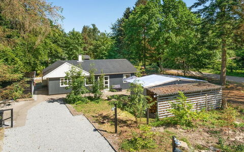 Tannie - 300M from the Sea: Boligområde, Tag, Forstad, Indkørsel, Estate, Skorsten