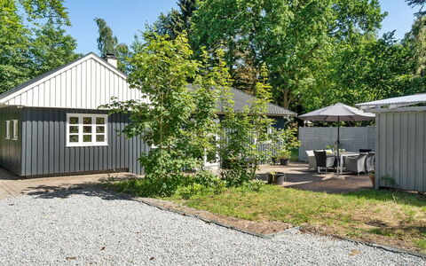 Tannie - 300M from the Sea: Boligområde, Tag, Forstad, Indkørsel, Estate, Skorsten