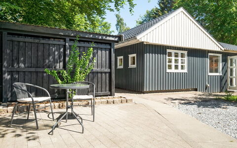 Tannie - 300M from the Sea: Boligområde, Tag, Forstad, Indkørsel, Estate, Skorsten
