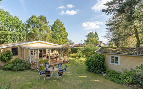 Haldis - 120M from the Sea: Boligområde, Tag, Forstad, Indkørsel, Estate, Skorsten