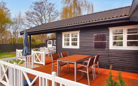 Enola - 900M from the Sea: Træ, Hus, Veranda, Hjem, Tag, Sommerhus, Dæk, Hårdttræ, Dør, Bejdse