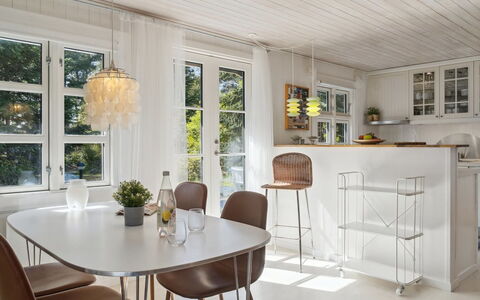 Arild - 10M from the Sea: Møbel, Indretning, Gulvbelægning, Etage, Lysarmatur, Træ, Loft, Spisestue, Lysekrone, Stol