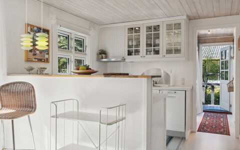 Arild - 10M from the Sea: Møbel, Indretning, Gulvbelægning, Køkken, Etage, Træ, Countertop, Hjem, Loft, Cabinetry