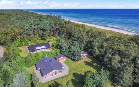 Gulborg - 25M from the Sea: Indretning, Møbel, Gulvbelægning, Loft, Etage, Køkken & Spisebord, Værelse, Belysning, Stol, Lysarmatur