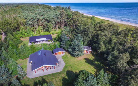 Gulborg - 25M from the Sea: Indretning, Møbel, Gulvbelægning, Loft, Etage, Køkken & Spisebord, Værelse, Belysning, Stol, Lysarmatur