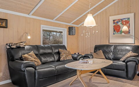 Uta - 300M from the Sea: Møbel, Træ, Indretning, Trægulve, Gulvbelægning, Etage, Couch, Stue, Hjem, Værelse