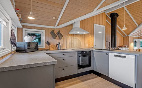 Uta - 300M from the Sea: Køkken, Træ, Loft, Større Bandage, Countertop, Indretning, Gulvbelægning, Køkken Apparat, Etage, Husholdningsapparat