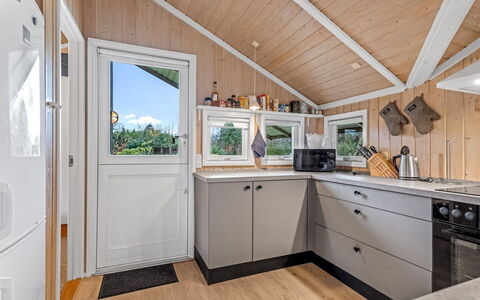 Uta - 300M from the Sea: Træ, Loft, Indretning, Gulvbelægning, Hjem, Etage, Køkken, Cabinetry, Hårdttræ, Større Bandage