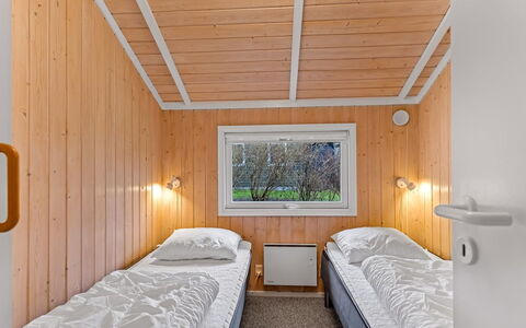 Uta - 300M from the Sea: Træ, Soveværelse, Loft, Indretning, Etage, Gulvbelægning, Seng, Sengetøj, Bejdse, Værelse
