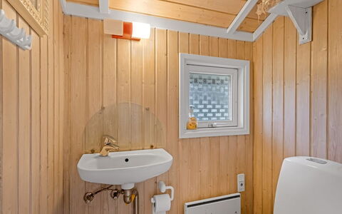 Uta - 300M from the Sea: Væg, Træ, Sanitærarmatur, Gulvbelægning, Etage, Loft, Indretning, Badeværelsesvask, Værelse, Badeværelse