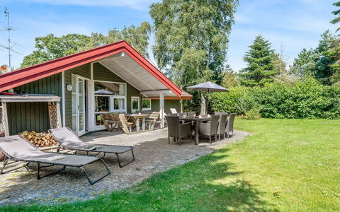 Uta - 300M from the Sea: Græs, Hus, Tag, Hjem, Sommerhus, Busk, Land Lot, Landdistrikt, Stuehus, Bunddække