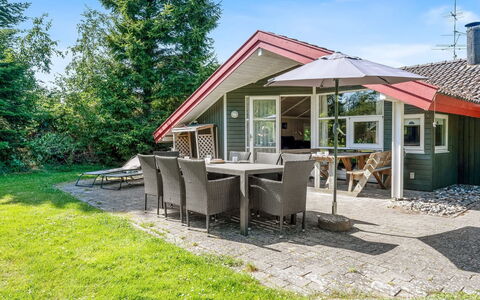 Uta - 300M from the Sea: Græs, Hus, Tag, Hjem, Sommerhus, Busk, Land Lot, Landdistrikt, Stuehus, Bunddække