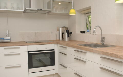 Fernande - 150M from the Sea: Gulvbelægning, Countertop, Køkken, Træ, Cabinetry, Indretning, Etage, Møbel, Håndvask, Køkken Apparat