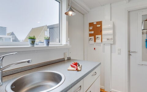 Mijat - 100M from the Sea: Væg, Gulvbelægning, Indretning, Træ, Countertop, Sanitærarmatur, Håndvask, Loft, Etage, Køkken