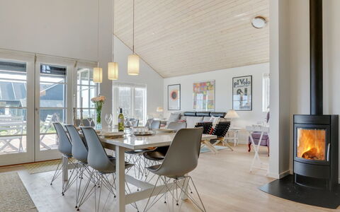 Miika - 100M from the Sea: Gulvbelægning, Indretning, Træ, Loft, Etage, Møbel, Stol, Trægulve, Hjem, Stue