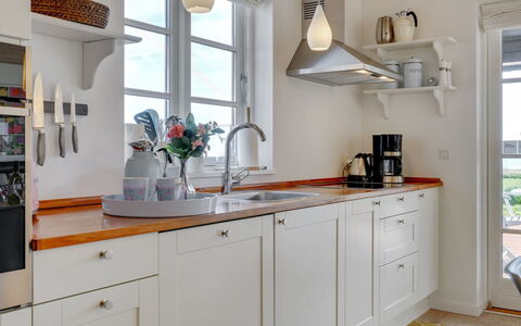 Miika - 100M from the Sea: Køkken, Countertop, Indretning, Cabinetry, Gulvbelægning, Møbel, Træ, Køkken Apparat, Etage, Lysarmatur