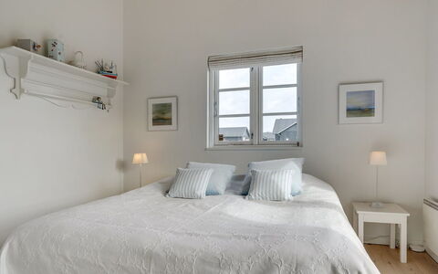 Miika - 100M from the Sea: Seng, Soveværelse, Sengetøj, Sengetøj, Etage, Loft, Indretning, Sengetøj, Møbel, Hjem