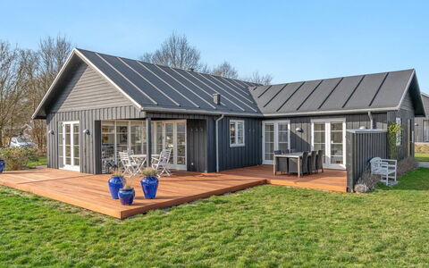 Miika - 100M from the Sea: Plantesamfund, Sollys, Urteagtig Plante, Have, Plantation, Landbrug, Farm