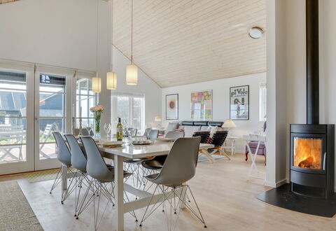 Miika - 100M from the Sea: Gulvbelægning, Indretning, Træ, Loft, Etage, Møbel, Stol, Trægulve, Hjem, Stue