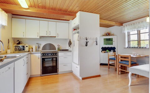 Redlef - 9Km from the Sea: Køkken, Møbel, Køkken Apparat, Indretning, Gulvbelægning, Countertop, Cabinetry, Træ, Større Bandage, Loft