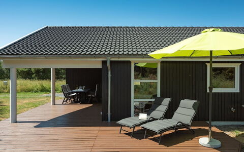 Aksel - 150M from the Sea: Tag, Hus, Land Lot, Hjem, Sommerhus, Estate, Garden Bygninger, Skygge, Bjælkehytte, Landscaping