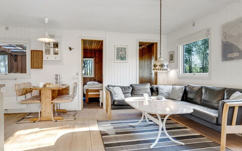Arendine - 700M from the Sea: Træ, Indretning, Møbel, Gulvbelægning, Loft, Etage, Stue, Hjem, Couch, Værelse