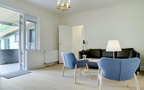 Feikje - 5.5Km from the Sea: Møbel, Indretning, Gulvbelægning, Etage, Træ, Trægulve, Loft, Hjem, Stue, Stol