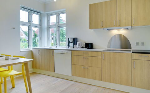 Feikje - 5.5Km from the Sea: Gulvbelægning, Indretning, Etage, Køkken, Countertop, Møbel, Træ, Cabinetry, Køkken Apparat, Loft