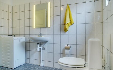 Feikje - 5.5Km from the Sea: Toiletbræt, Sanitærarmatur, Badeværelse, Gulvbelægning, Toilet, Etage, Håndvask, Badeværelsesvask, Indretning, Vvs