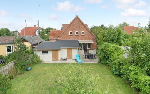 Feikje - 5.5Km from the Sea: Bygning, Hus, Boligområde, Tag, Hjem, Kvarter, Busk, Sommerhus, Land Lot