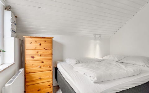 Arnfin - 160M from the Sea: Soveværelse, Seng, Etage, Gulvbelægning, Indretning, Træ, Loft, Sengetøj, Sengetøj, Møbel