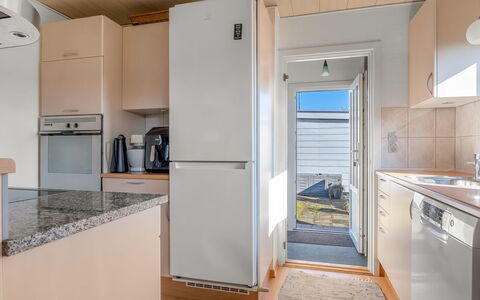 Hattie - 100M from the Sea: Gulvbelægning, Etage, Større Bandage, Køkken Apparat, Køkken, Indretning, Træ, Trægulve, Countertop, Loft