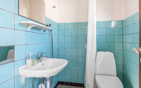 Hattie - 100M from the Sea: Badeværelse, Sanitærarmatur, Badeværelsesvask, Gulvbelægning, Etage, Indretning, Håndvask, Toilet, Tap, Vvs