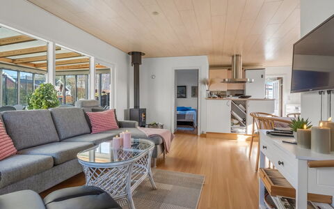 Hattie - 100M from the Sea: Møbel, Indretning, Gulvbelægning, Couch, Etage, Træ, Loft, Trægulve, Stue, Værelse