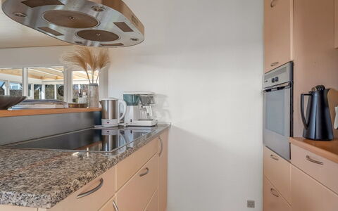 Hattie - 100M from the Sea: Countertop, Køkken, Indretning, Gulvbelægning, Køkken Apparat, Cabinetry, Møbel, Træ, Loft, Etage