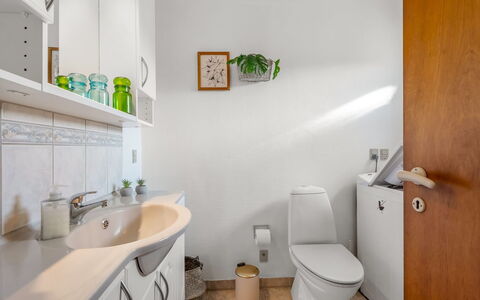 Hattie - 100M from the Sea: Indretning, Sanitærarmatur, Væg, Gulvbelægning, Håndvask, Etage, Toilet, Badeværelse, Toiletbræt, Badeværelsesvask