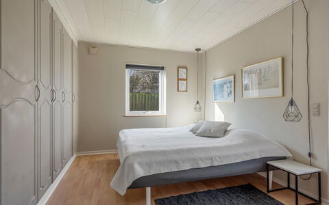 Hattie - 100M from the Sea: Møbel, Seng, Indretning, Soveværelse, Gulvbelægning, Etage, Træ, Loft, Sengetøj, Sengetøj