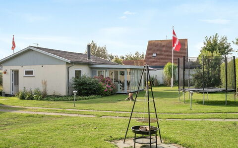 Hattie - 100M from the Sea: Bygning, Græs, Hus, Tag, Hjem, Boligområde, Busk, Lawn, Land Lot