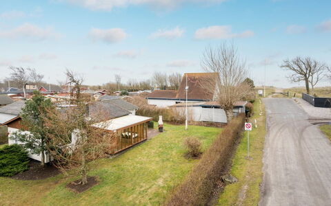 Hattie - 100M from the Sea: Himmel, Græs, Boligområde, Hus, Tag, Hjem, Busk, Landskab, Landdistrikt