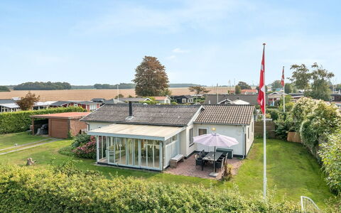 Hattie - 100M from the Sea: Bygning, Hus, Tag, Boligområde, Hjem, Land Lot, Estate, Sommerhus, Forstad, Landscaping