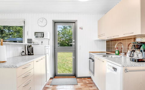Lars - 250M from the Sea: Køkken, Køkken Apparat, Større Bandage, Countertop, Træ, Gulvbelægning, Indretning, Køkkenvask, Etage, Cabinetry