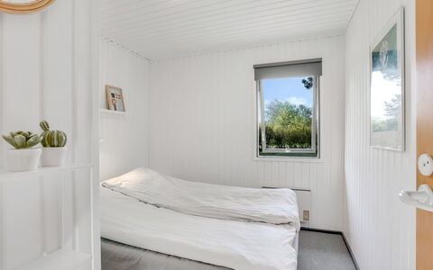 Lars - 250M from the Sea: Væg, Træ, Etage, Soveværelse, Hjem, Dør, Loft, Seng, Sengetøj, Sengetøj