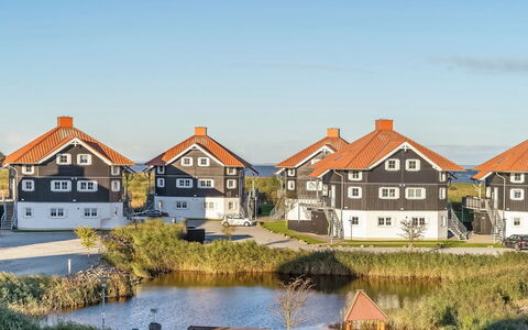 Nikica - 350M from the Sea: Arkitektur, Tag, Hjem, Kompositmateriale, Dagslys, Sidespor, Indkørsel
