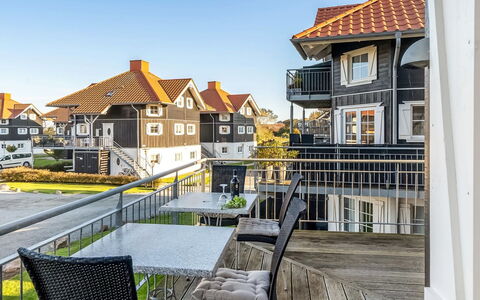 Nikica - 350M from the Sea: Arkitektur, Tag, Hjem, Kompositmateriale, Dagslys, Sidespor, Indkørsel