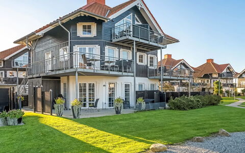 Nikica - 350M from the Sea: Arkitektur, Tag, Hjem, Kompositmateriale, Dagslys, Sidespor, Indkørsel